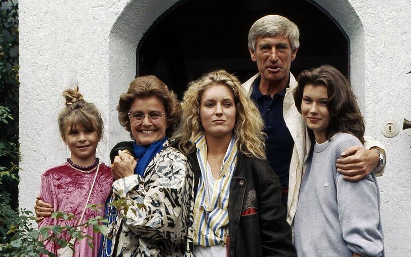 So fing alles an: In der ARD-Serie "Die glückliche Familie" spielte Maria Furtwängler (Mitte) an der Seite von Maria Schell (zweite von links) und Siegfried Rauch. So fing alles an: In der ARD-Serie "Die glückliche Familie" spielte Maria Furtwängler (Mitte) an der Seite von Maria Schell (zweite von links) und Siegfried Rauch.