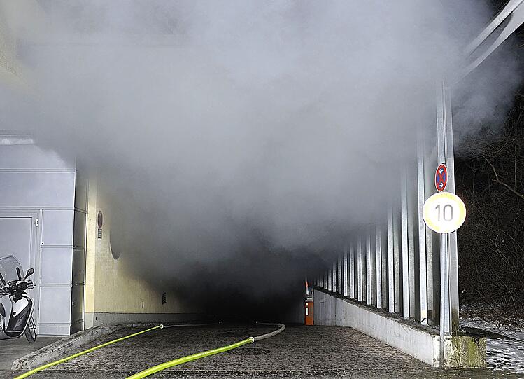 In der Forstenrieder Allee brennt Anfang Februar ein Lkw: In der Anlieferzone eines Einkaufscenters fängt der Kastenaufbau des 7,5-Tonners Feuer. Der Fahrer will selbst löschen, muss dann aber die Feuerwehr rufen. Die muss dann auch die inzwischen verrauchte Tiefgarage durchsuchen und entrauchen. Der verletzte Fahrer kommt mit einer Rauchgasvergiftung ins Krankenhaus. Der geschätzte Schaden: 150.000 Euro.