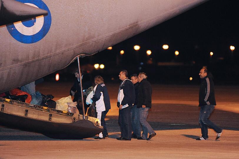 Die Überlebenden der Fähr-Katastrophe werden mit einem Militärflugtzeug aus Bari ausgeflogen