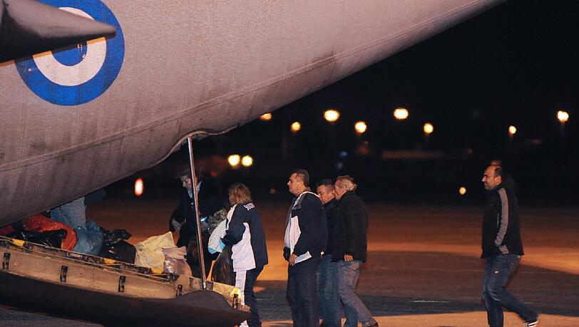 Die Überlebenden der Fähr-Katastrophe werden mit einem Militärflugtzeug aus Bari ausgeflogen Die Überlebenden der Fähr-Katastrophe werden mit einem Militärflugtzeug aus Bari ausgeflogen