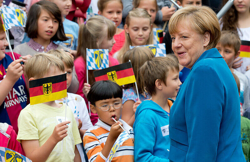 Hoher Buch in Niederbayern: Kanzlerin Angela Merkel besuchte am Freitag ein sogenanntes "MINT"-Projekt in der Grund- und Mittelschule in Buch am Erlbach. Die Bilder vom Merkel-Besuch.