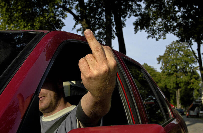 Wütender Autofahrer zeigt Stinkefinger (Symbolbild).