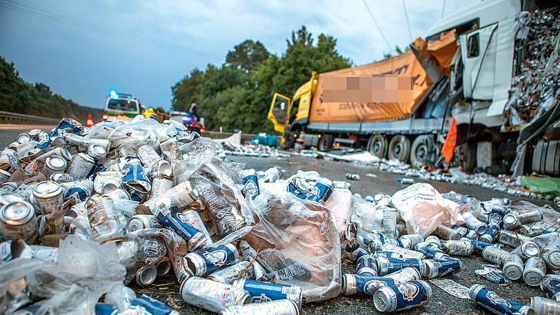 Die A9 ist ein einziges Schlachtfeld: Unzählige Bierdosen liegen nach dem Unfall auf der Fahrbahn verteilt. Beide Lkw-Fahrer kamen mit schwersten Verletzungen ins Krankenhaus.