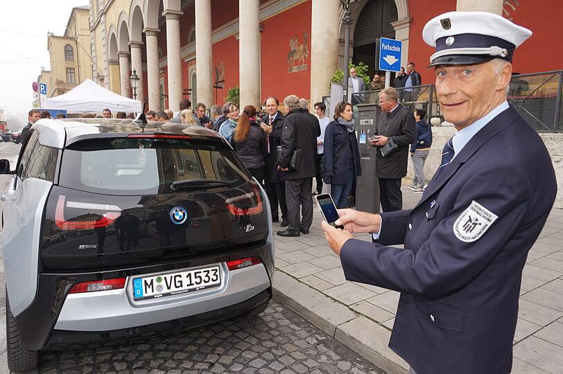 Kontrolleur Gustl Ludwig sieht auf dem eigenen Smartphone, wenn jemand ein Ticket über die App gekauft hat.