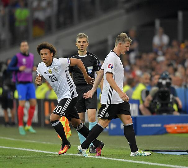 Bastian Schweinsteiger und Leroy Sané nahmen gemeinsam an der Europameisterschaft 2016 teil.