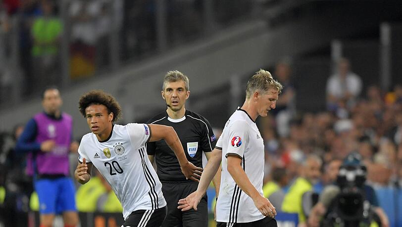 Bastian Schweinsteiger und Leroy Sané nahmen gemeinsam an der Europameisterschaft 2016 teil. Bastian Schweinsteiger und Leroy Sané nahmen gemeinsam an der Europameisterschaft 2016 teil.