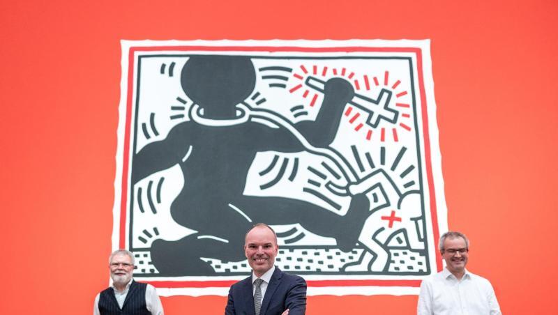 Rene Grohnert (l-r), Leiter Deutsches Plakat Museum, Peter Gorschlüter, Direktor Museum Folkwang, und Hans-Jürgen Lechtreck, stellvertrender Direktor Museum Folkwang, vor einem Bild von Keith Haring. Rene Grohnert (l-r), Leiter Deutsches Plakat Museum, Peter Gorschlüter, Direktor Museum Folkwang, und Hans-Jürgen Lechtreck, stellvertrender Direktor Museum Folkwang, vor einem Bild von Keith Haring.