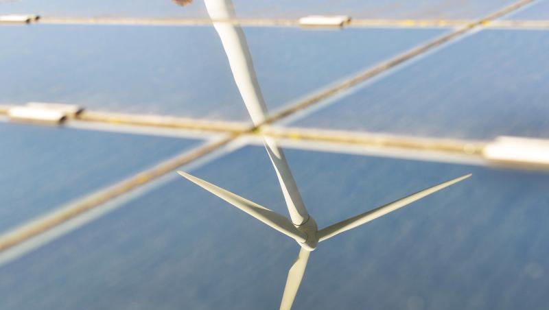 Ein Windrad spiegelt sich in einer Solaranlage. Foto: Uli Deck/Archivbild Ein Windrad spiegelt sich in einer Solaranlage. Foto: Uli Deck/Archivbild