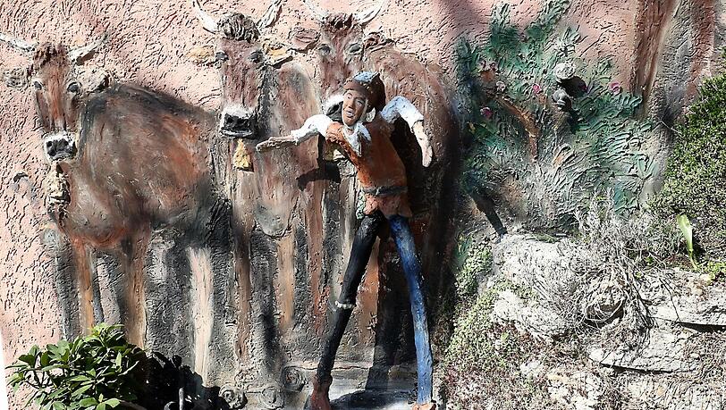 Eine der Laho-Figuren, die jetzt bei Margit Kollmannsberger im Garten steht. Eine der Laho-Figuren, die jetzt bei Margit Kollmannsberger im Garten steht.
