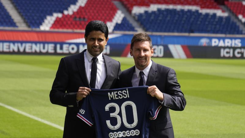 PSG-Präsident Nasser Al-Khelaifi (l) posiert mit Lionel Messi im Stadion Parc des Princes.