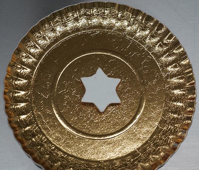 Irgendwie orientalisch, so ein Zimtstern auf dem goldenen Teller.
