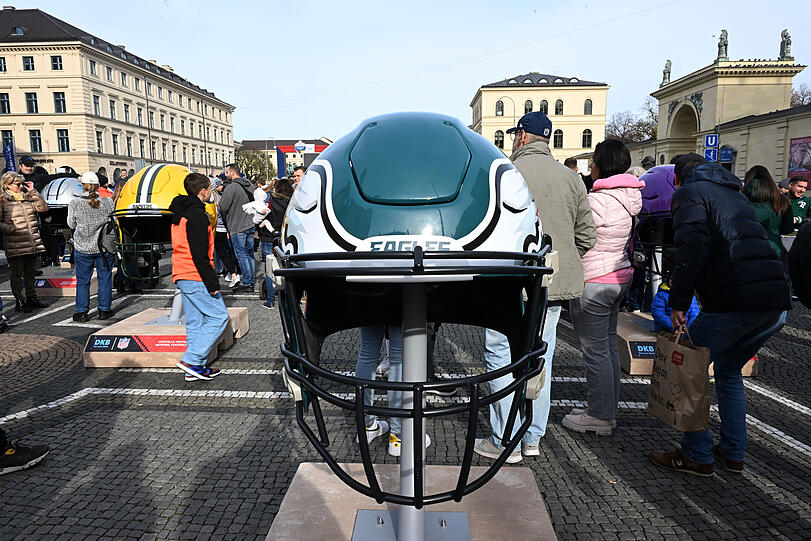 Schon in den vergangenen Tagen konnten sie Football-begeisterte an verschiedenen Orten der Stadt auf das NFL-Spektakel einstimmen. Wie hier am Odeonsplatz mit überdimensionalen Helmen.