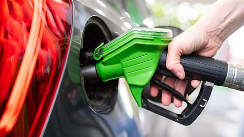 Reste verwerten und dabei CO2 einsparen? Ein neuer Kraftstoff an der Tankstelle macht's möglich.
