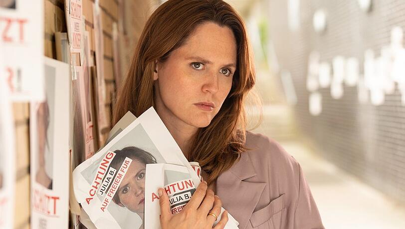 "Unschuldig - Der Fall Julia B.": Julia (Emily Cox) wurde für den Mord an ihrem 16-jährigen Schüler Felix verurteilt, den sie vermeintlich nicht begangen hat.