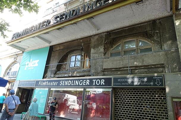 Das Kino ist geschlossen, aber im Foyer gibt es jetzt ein Café. Das Kino ist geschlossen, aber im Foyer gibt es jetzt ein Café.