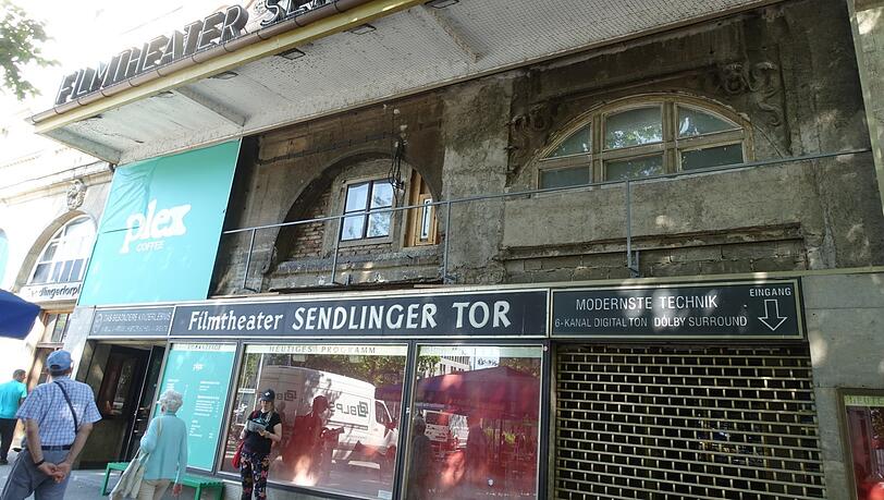 Das Kino ist geschlossen, aber im Foyer gibt es jetzt ein Café. Das Kino ist geschlossen, aber im Foyer gibt es jetzt ein Café.