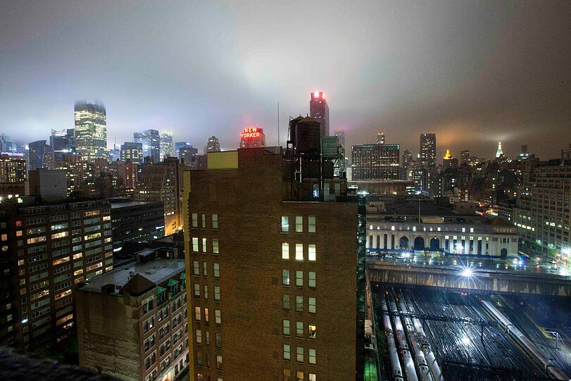Und so hatte das Wochenende begonnen: Das Unheil naht, die Naturgewalt "Irene" braust heran: dunkle Regenwolken über der Skyline von New York.