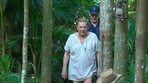 Und noch einen Schock gibt es an diesem zweiten Tag: Helmut Berger, der einzige wirkliche Star im Camp, zieht frühzeitig aus. Dr. Bob hat ihm dazu geraten, da die Hitze seine Gesundheit gefährdete.
