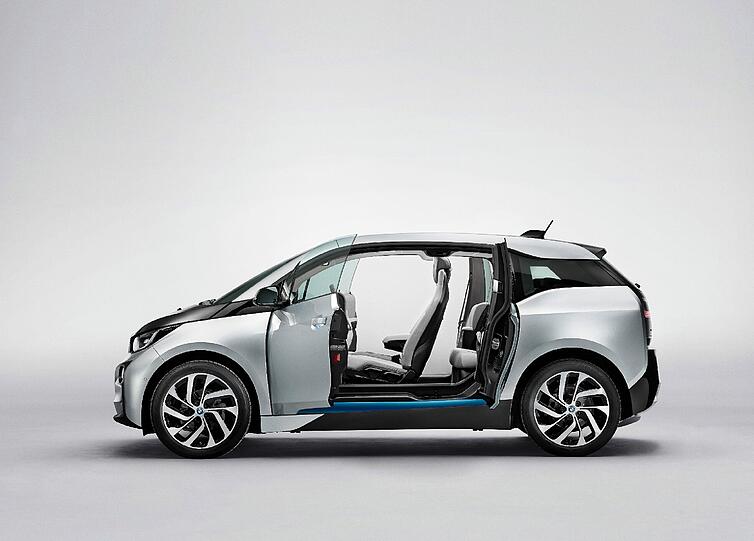 Enthüllt: BMW zeigt erstmals das endgültige Design des Elektroflitzers i3. Außen wirkt er etwas rundlich, innendrin ist er BMW-typisch cool-elegant gestylt.