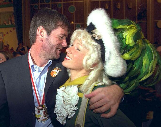 &bdquo;Karneval feiern ist für mich Lebensqualität&ldquo;: Friedhelm Funkel als Trainer des 1. FC Köln mit einem Funkenmariechen.