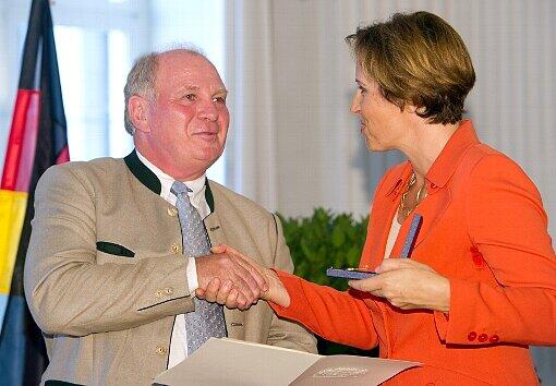 Im AZ-Interview untermauert er 2002, warum er ein politischer Mensch ist: &bdquo;Keine Regierung der Welt kann mein Vermögen kleinmachen. Das mache ich schon selber - indem ich Fehler mache.Mir ist inzwischen egal, ob ich 20, 50 oder 100 Prozent Steuern zahle. Mir geht es um die kleinen Leute.&ldquo;