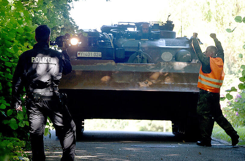 Ein Bergepanzer der Bundeswehr rollt am 02.07.2015 in Heikendorf (Schleswig-Holstein) auf ein Villengrundstück. Seit Mittwoch sind Polizei und Bundeswehr mit dem Abtransport von hier gefundenem Kriegsgerät aus dem Zweiten Weltkrieg beschäftigt. Der Panzer dient zum sicheren Abtransport der Waffen.