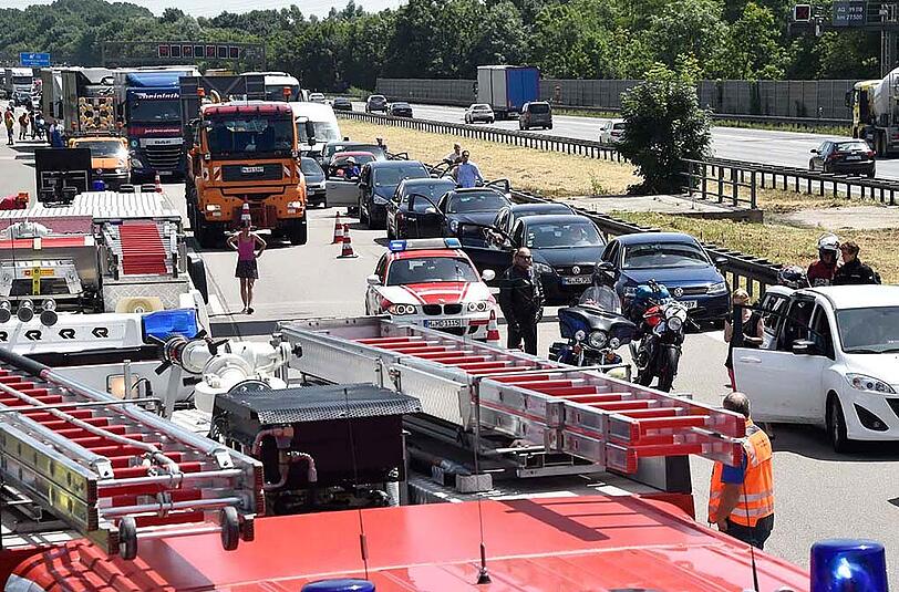 Bilder vom tödlichen Verkehrsunfall auf der A99 bei Unterföhring. Ein Lkw ist in ein Stauende gefahren, der Volvo wurde durch den Aufprall vollkommen zerstört. Eine Frau starb noch an der Unfallstelle.