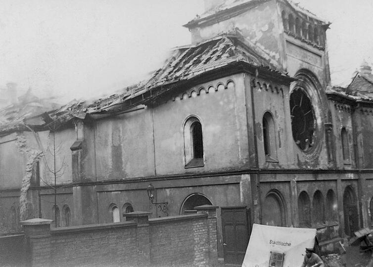 Die Synagoge in der Herzog-Rudolf-Straße ist komplett ausgebrannt.