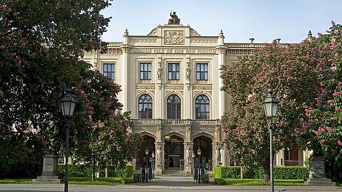 Der Schein trügt: Hinter den Bäumen hat das Museum Fünf Kontinente auf der Westseite nicht nur eine Fassadensanierung nötig.