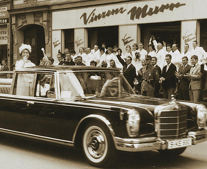 Das war ein Jubel, als die Queen im offenen Wagen vorbeifuhr und auch mal zum vinzenzmurr herüberwinkte.