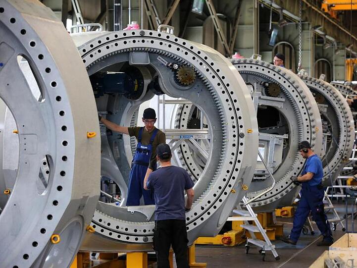 Produktionssteigerung in der deutschen Industrie im August. Im Jahresvergleich schrumpfte die Herstellung in den Industriebetrieben allerdings um 4,0 Prozent.