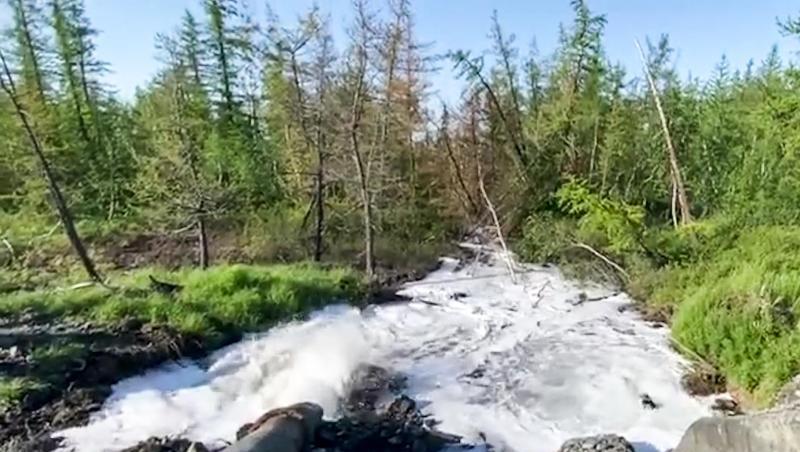 Ein Rohr leitet Flüssigabfälle des Nickelproduzenten Nornickel in einen Fluss. Ein Rohr leitet Flüssigabfälle des Nickelproduzenten Nornickel in einen Fluss.