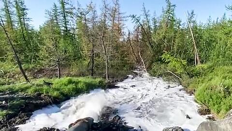 Ein Rohr leitet Flüssigabfälle des Nickelproduzenten Nornickel in einen Fluss.