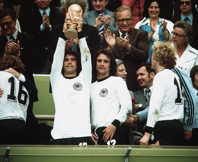 7. Juli 1974: Gerd Müller mit der WM-Trophäe in München.