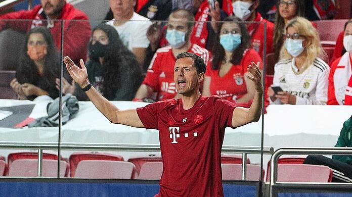 Bayerns Assistenz-Trainer Dino Toppmöller springt in Lissabon für den corona-erkrankten Chefcoach Julian Nagelsmann ein.