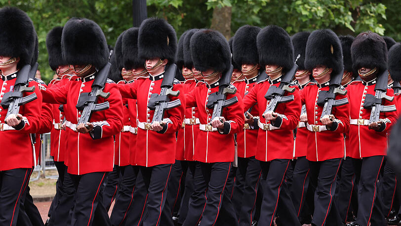 Tausende von Soldaten liefen bei der "Trooping the Colour"-Parade mit. Sie waren begeistert von Kates überraschendem Auftritt.