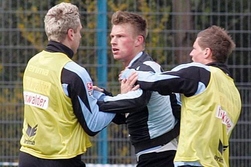 Nach einem Zweikampf ging Marvin Pourie (Mitte) auf Torben Hoffmann (links) los. Amateuer Michael Schick versucht zu schlichten.
