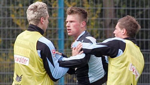 Nach einem Zweikampf ging Marvin Pourie (Mitte) auf Torben Hoffmann (links) los. Amateuer Michael Schick versucht zu schlichten. Nach einem Zweikampf ging Marvin Pourie (Mitte) auf Torben Hoffmann (links) los. Amateuer Michael Schick versucht zu schlichten.