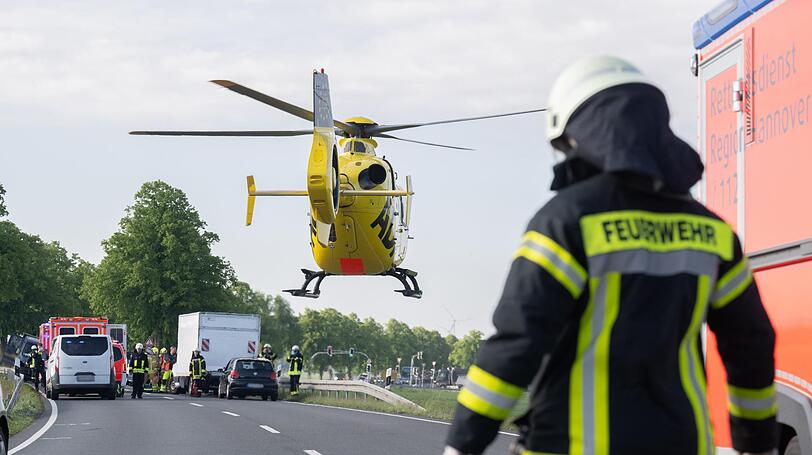 Ein Rettungshubschrauber des ADAC setzt zur Landung an. Ein Rettungshubschrauber des ADAC setzt zur Landung an.