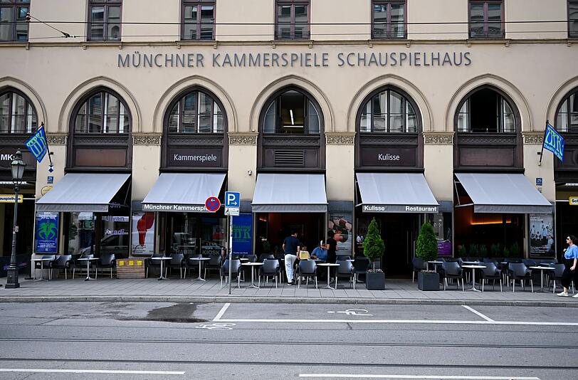 Die M&uuml;nchner Kammerspiele im Stadtzentrum an der edlen Maximilianstra&szlig;e - unweit vom Hofbr&auml;uhaus - sind zum "Theater des Jahres" gek&uuml;rt worden.
