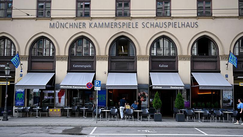 Die Münchner Kammerspiele im Stadtzentrum an der edlen Maximilianstraße - unweit vom Hofbräuhaus - sind zum "Theater des Jahres" gekürt worden. Die Münchner Kammerspiele im Stadtzentrum an der edlen Maximilianstraße - unweit vom Hofbräuhaus - sind zum "Theater des Jahres" gekürt worden.