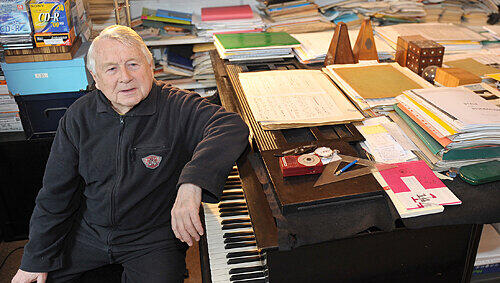 Geburtsstätte für die „Musik, die gehört werden will“: der Erlanger Komponist Werner Heider, der an Neujahr 80 wird, am Flügel in seinem Arbeitszimmer. Geburtsstätte für die „Musik, die gehört werden will“: der Erlanger Komponist Werner Heider, der an Neujahr 80 wird, am Flügel in seinem Arbeitszimmer.