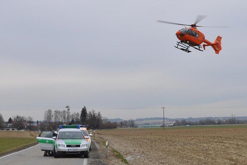 Die Bilder vom tragischen Unfall im Landkreis Mühldorf. Das 7-jährige Mädchen wurde von dem VW angefahren. Ein Rettungshubschrauber brachte die Schülerin ins Krankenhaus.
