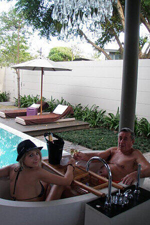 Richard Lugner und Anastasia Sokol - verliebt im Thailand-Urlaub 2010.