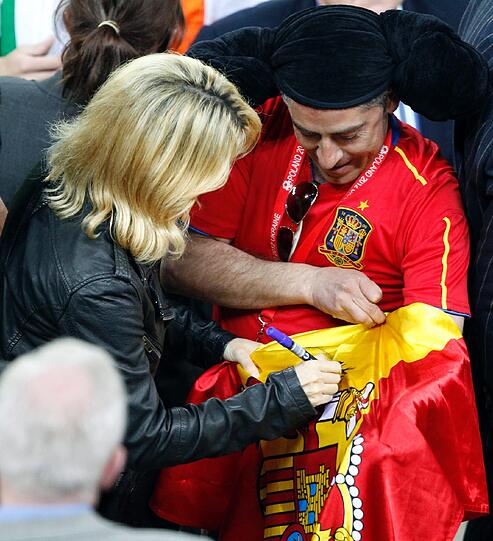 Shakira bleibt auf der EM-Tribüne nicht unbemerkt - aber sie kümmert sich geduldig um jeden Fan. Immerhin unterstützt ja auch der ihren Freund Gerard Pique...