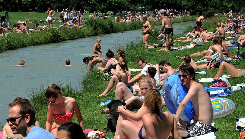 Die Temperaturen klettern am Dienstag in München wieder auf heiße 35 Grad. Die Temperaturen klettern am Dienstag in München wieder auf heiße 35 Grad.
