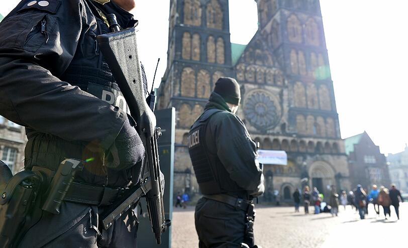 Seit Monaten im Dauereinsatz: Polizeibeamte in Deutschland.