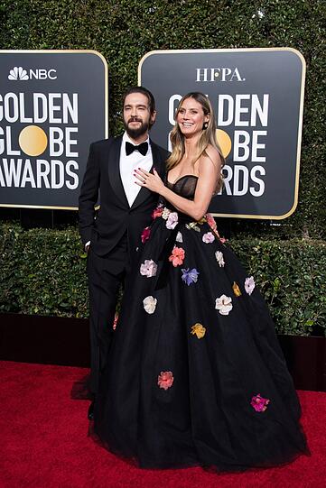 Top: Frisch verlobt strahlt Heidi Klum mit Tom Kaulitz auf dem Roten Teppich. Perfekt dazu passend ist da die Blumen-verzierte Robe von Monique Lhuillier.