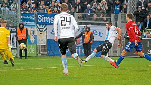 Das goldene Tor: Sascha Mölders (rechts) trifft in der Nachspielzeit zum 3:2-Sieg der Löwen in Unterhaching.
