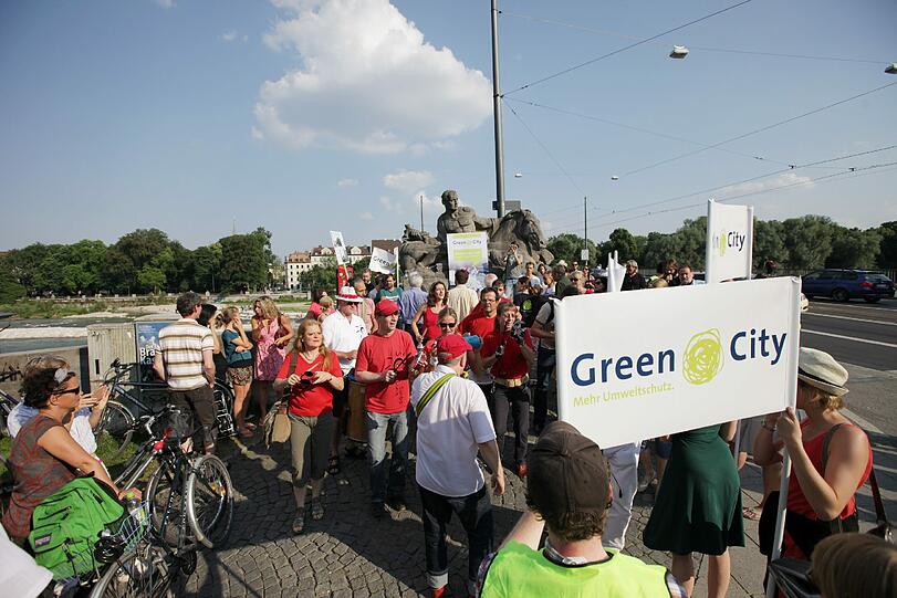 Die Demo für den Erhalt der Kastanien und gegen den neuen Luxus-Wohnklotz: "Baumrecht vor Baurecht" und "Den Bauherren nicht die Stadtplanung überlassen" stand auf den Transparenten der Demonstranten.
